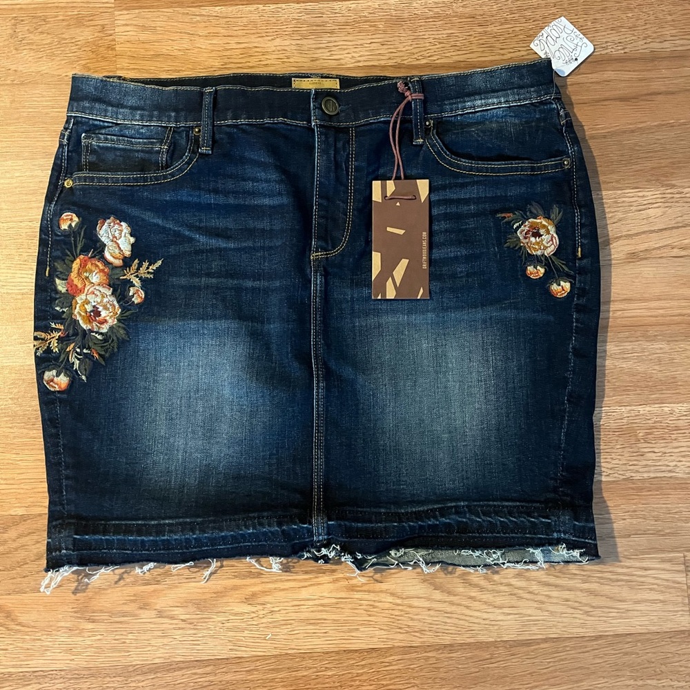Driftwood NWT Dark Wash Embroidered Mini Skirt